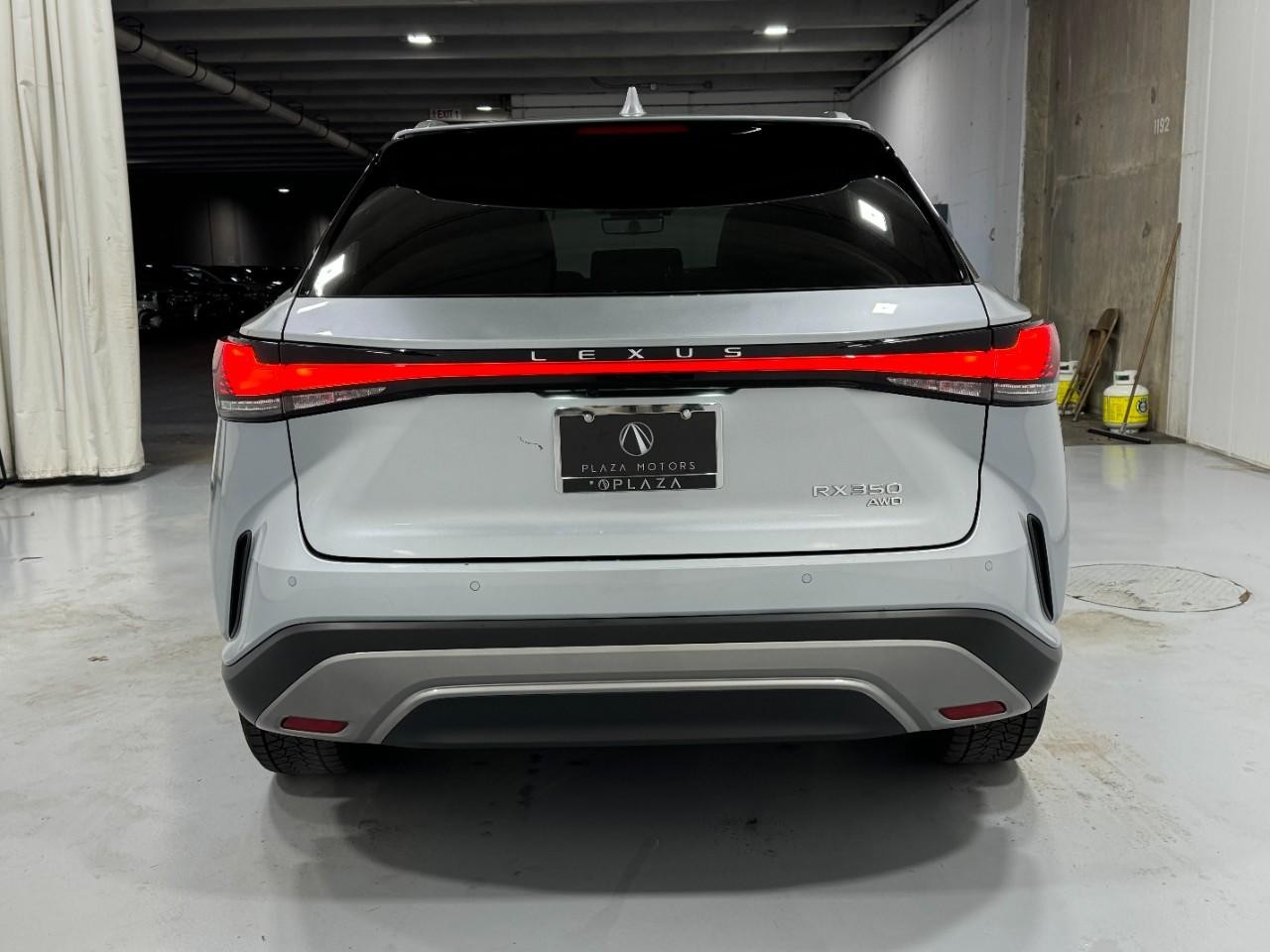 Lexus RX Vehicle Full-screen Gallery Image 9