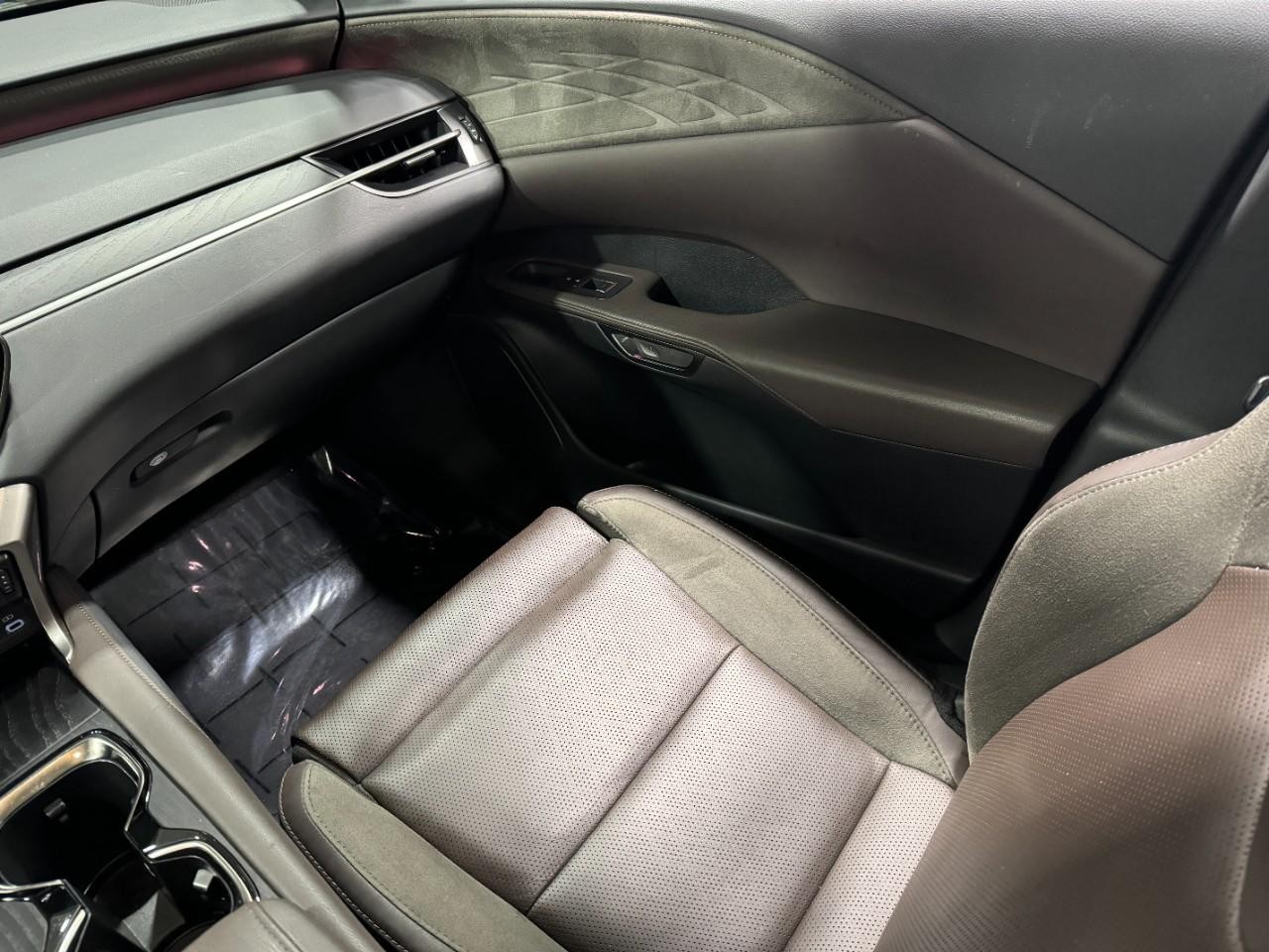 Lexus RX Vehicle Full-screen Gallery Image 17