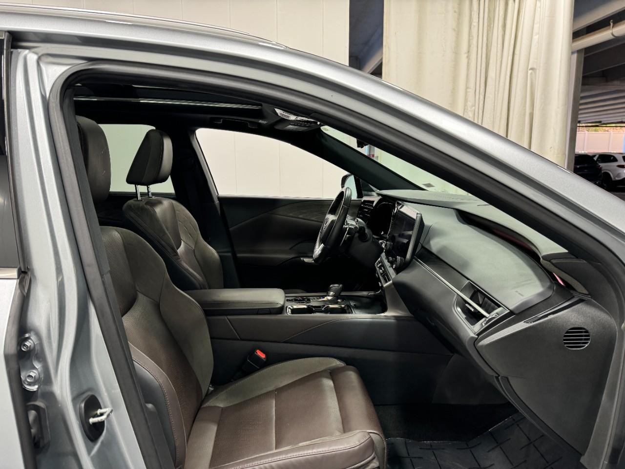 Lexus RX Vehicle Full-screen Gallery Image 18