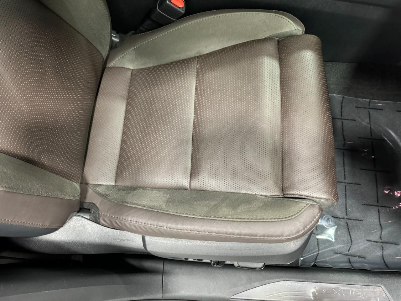 Lexus RX Vehicle Full-screen Gallery Image 19