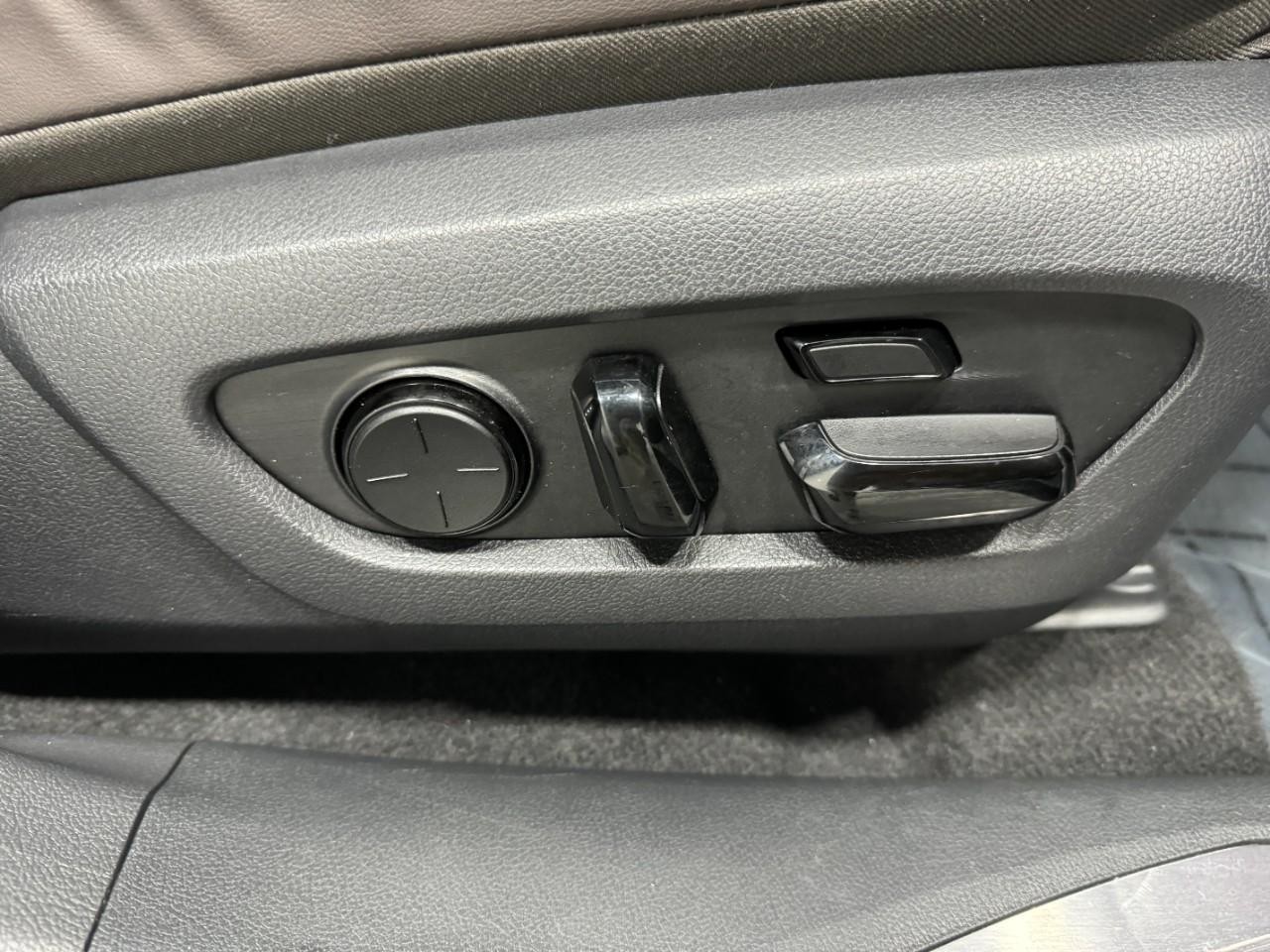 Lexus RX Vehicle Full-screen Gallery Image 20