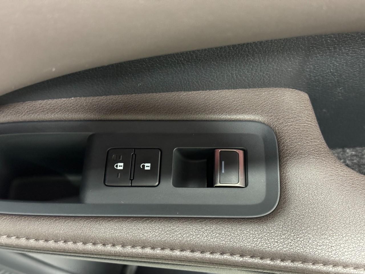 Lexus RX Vehicle Full-screen Gallery Image 21