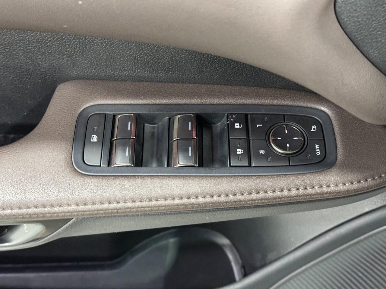 Lexus RX Vehicle Full-screen Gallery Image 22