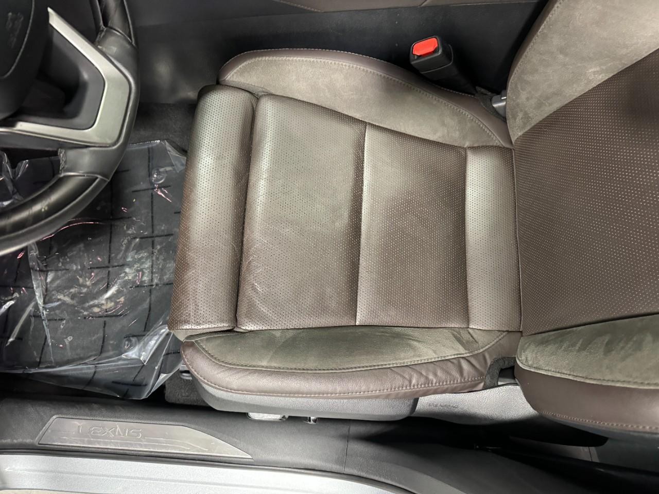 Lexus RX Vehicle Full-screen Gallery Image 24