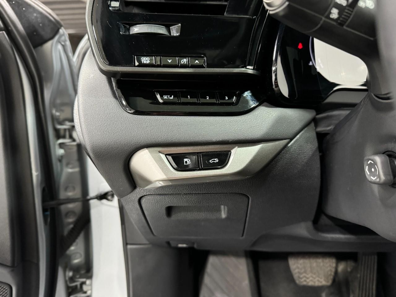 Lexus RX Vehicle Full-screen Gallery Image 26