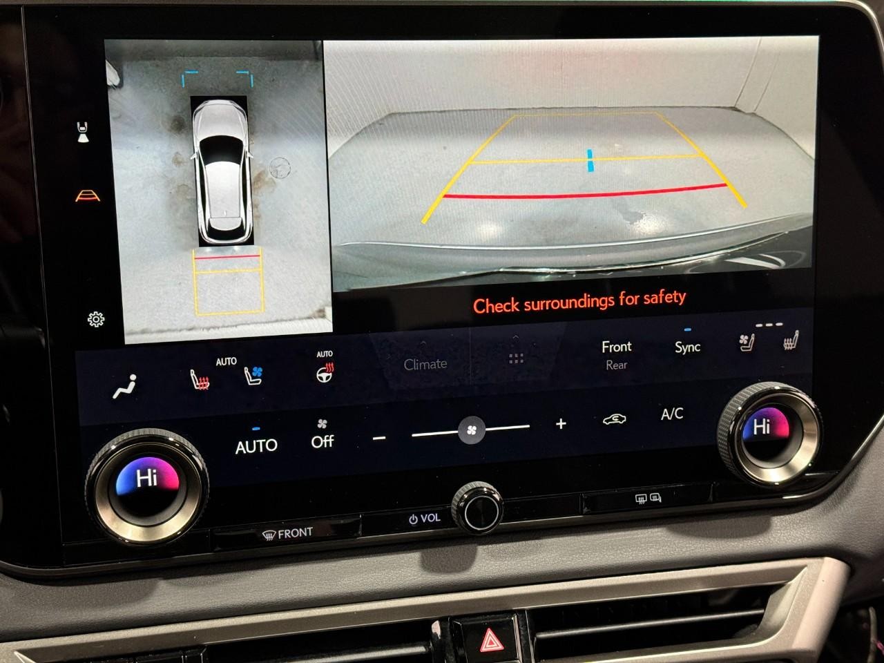 Lexus RX Vehicle Full-screen Gallery Image 30