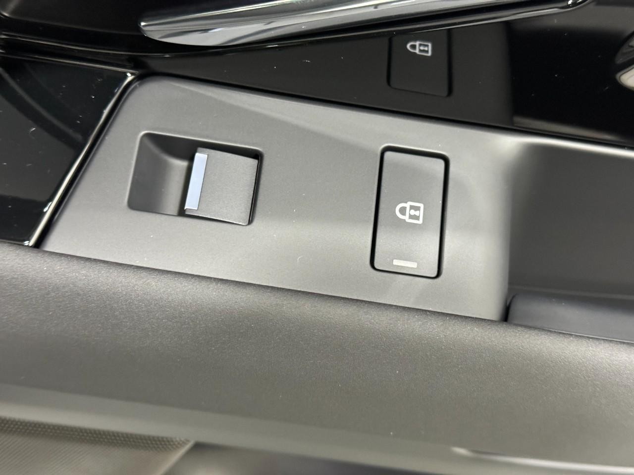 Land Rover Range Rover Evoque Vehicle Full-screen Gallery Image 20