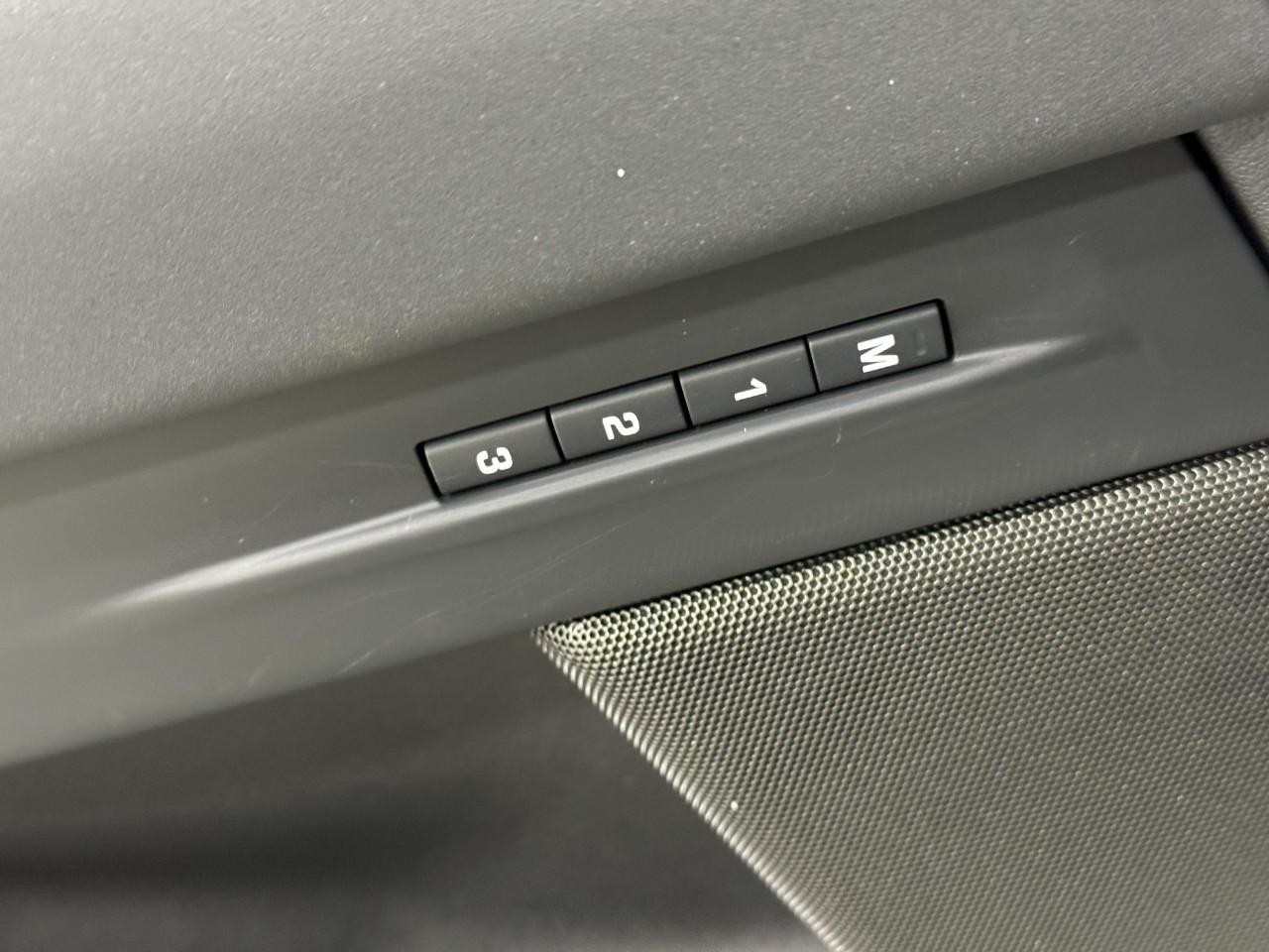 Land Rover Range Rover Evoque Vehicle Full-screen Gallery Image 23