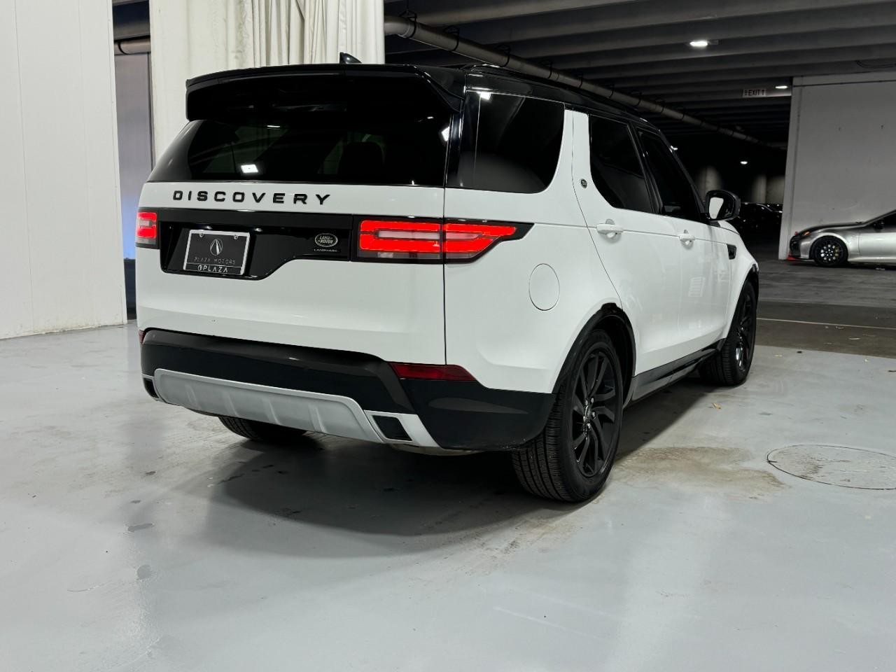 Land Rover Discovery Vehicle Full-screen Gallery Image 04