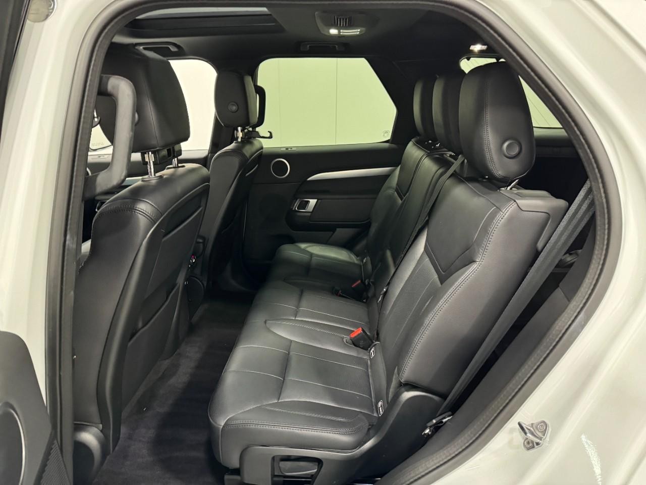 Land Rover Discovery Vehicle Full-screen Gallery Image 08