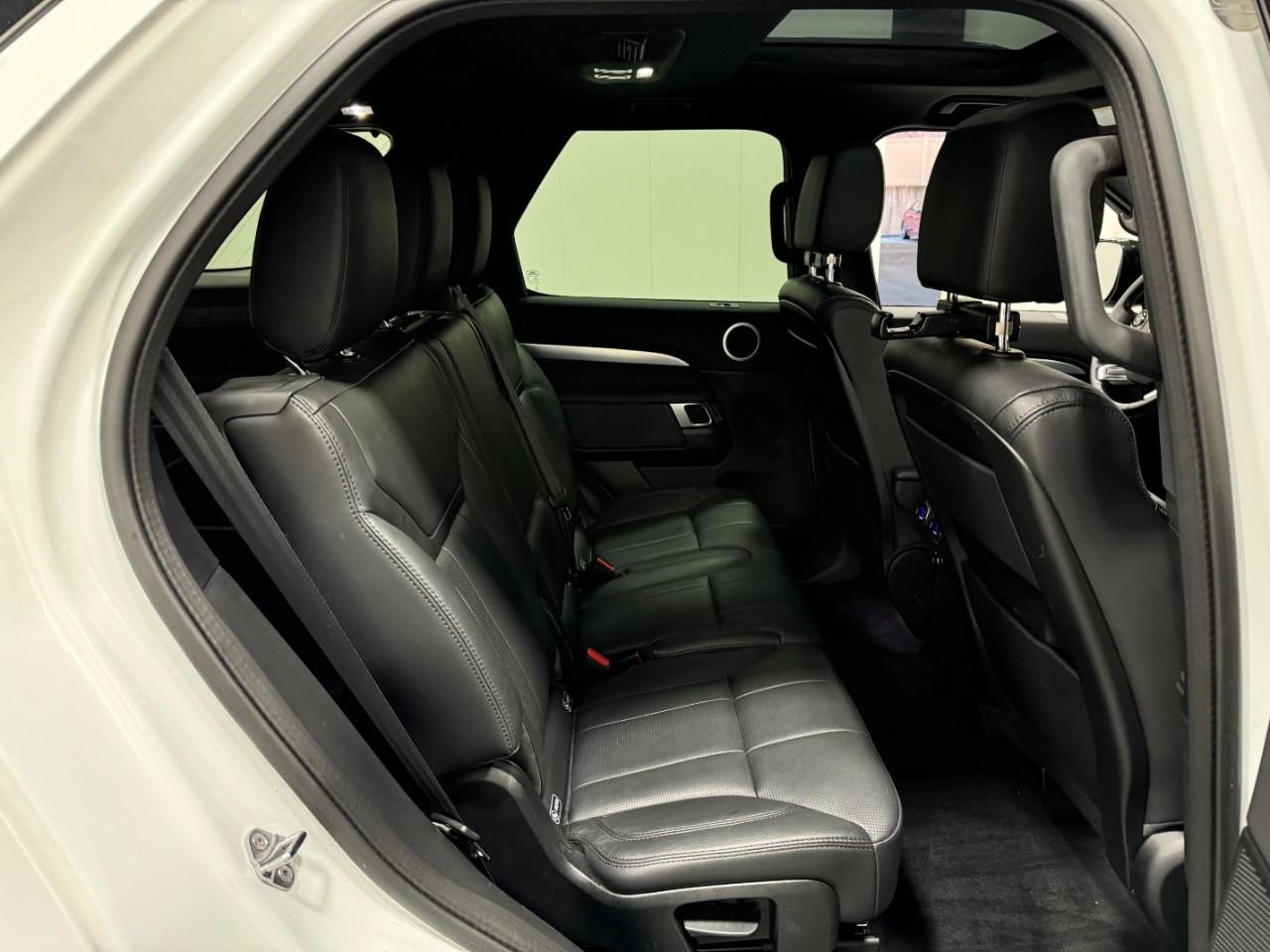 Land Rover Discovery Vehicle Full-screen Gallery Image 10