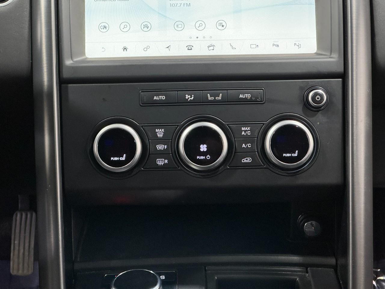 Land Rover Discovery Vehicle Full-screen Gallery Image 16