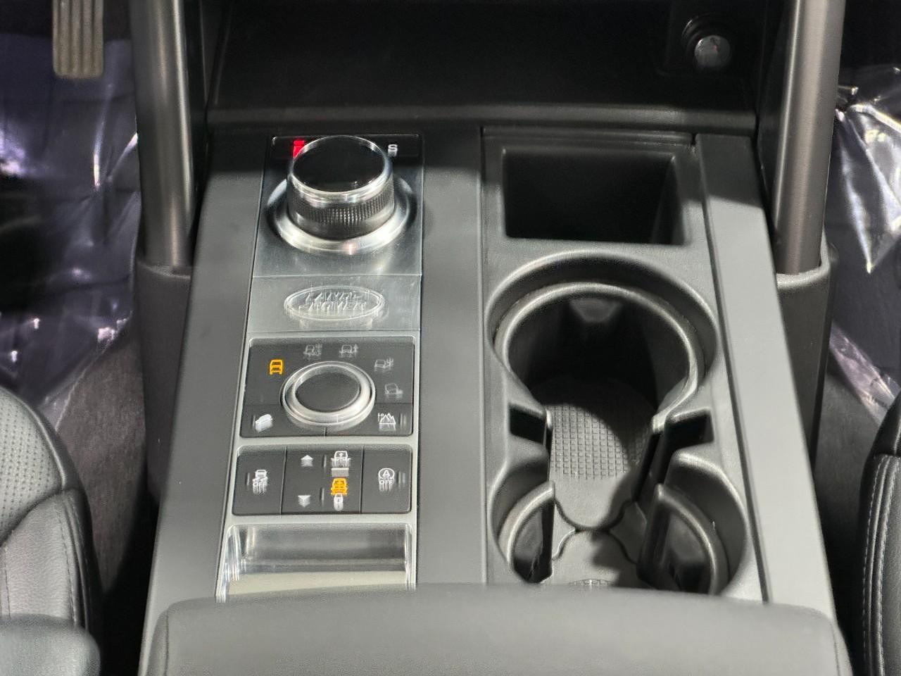 Land Rover Discovery Vehicle Full-screen Gallery Image 17