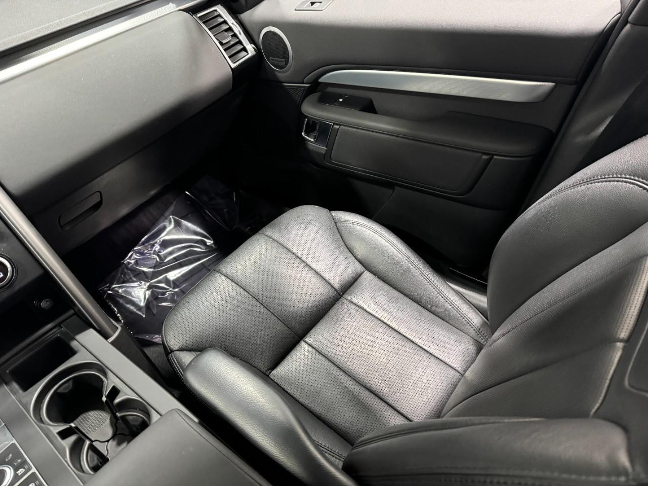 Land Rover Discovery Vehicle Full-screen Gallery Image 18