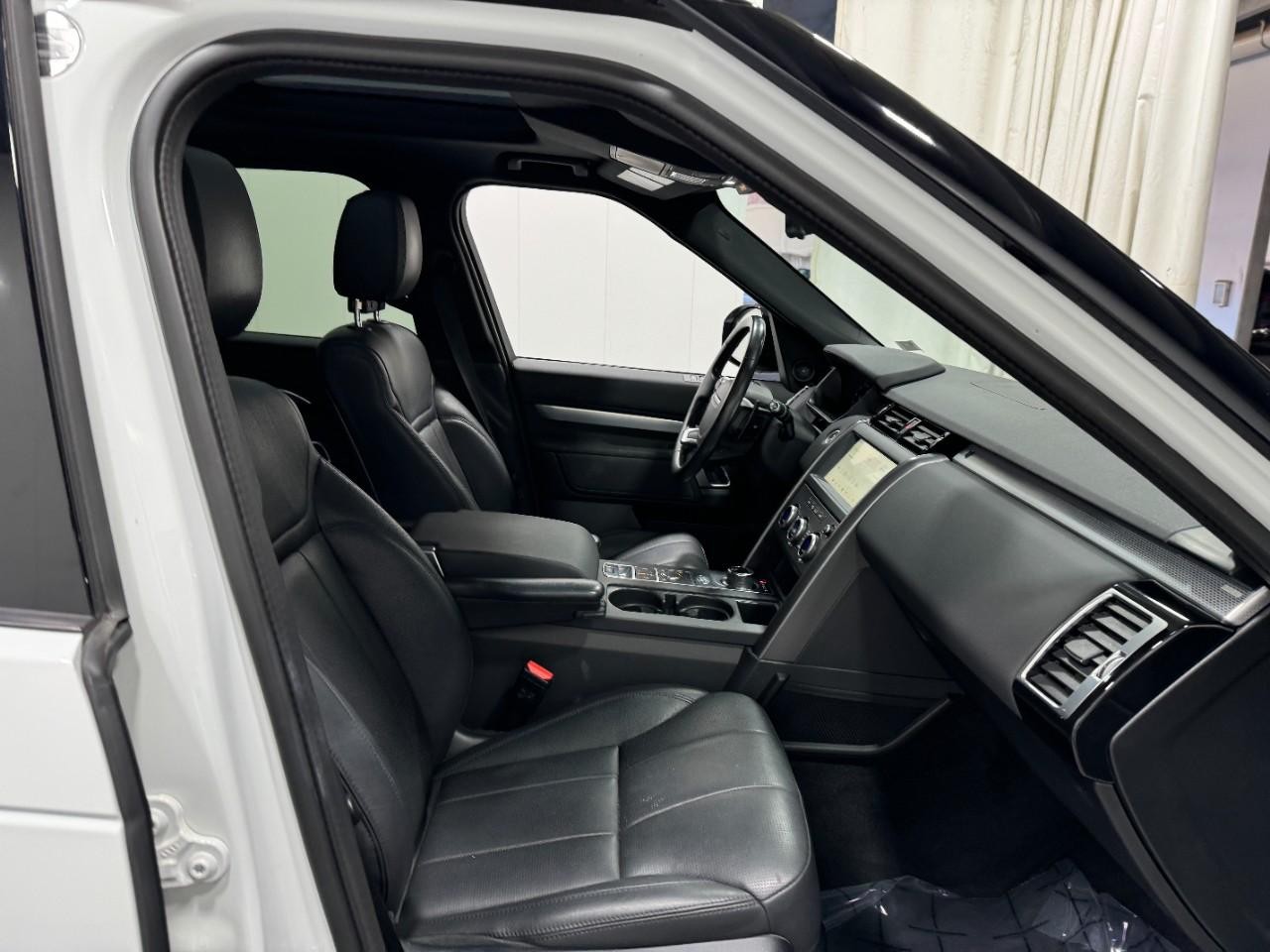 Land Rover Discovery Vehicle Full-screen Gallery Image 19