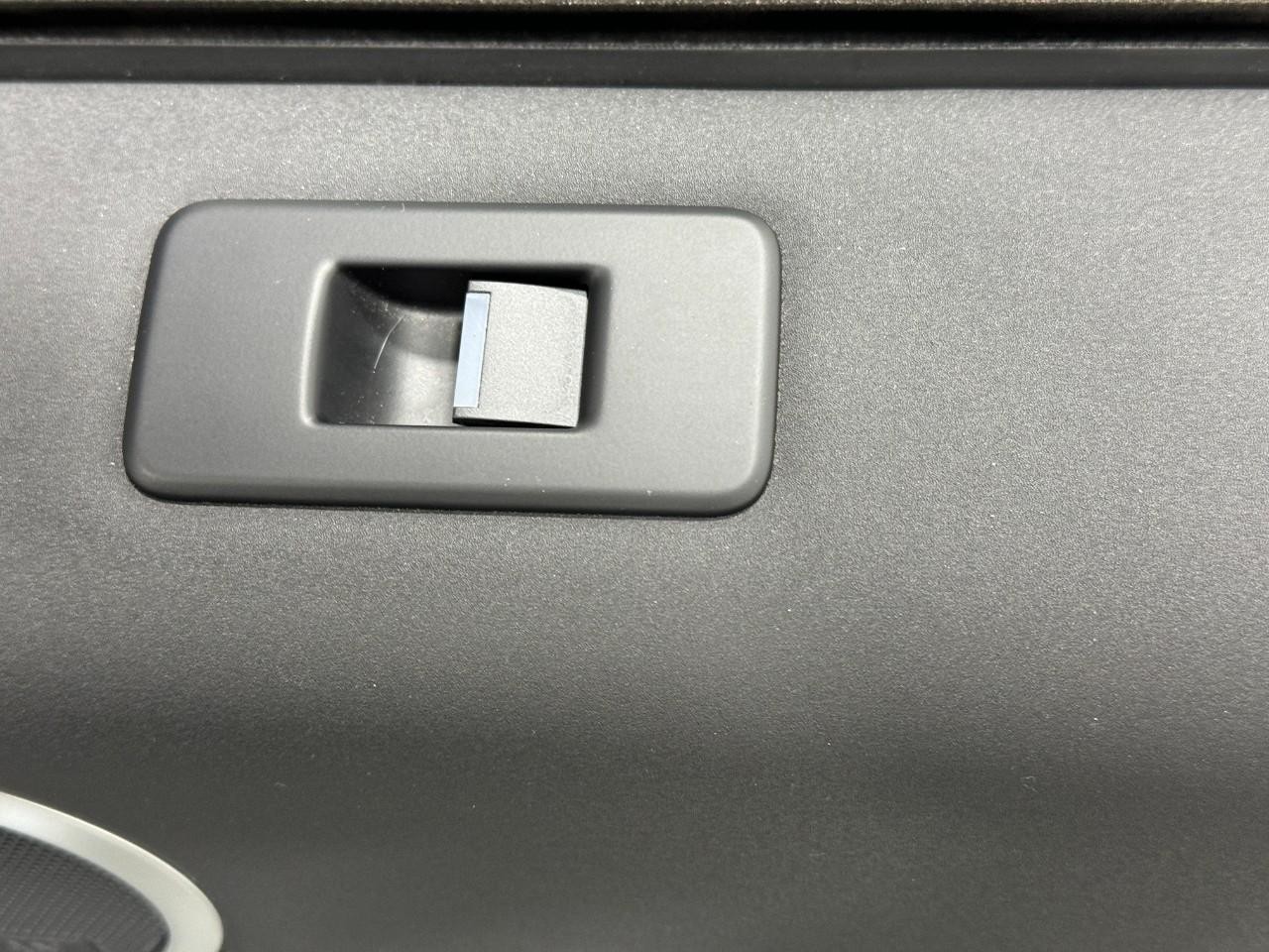 Land Rover Discovery Vehicle Full-screen Gallery Image 22