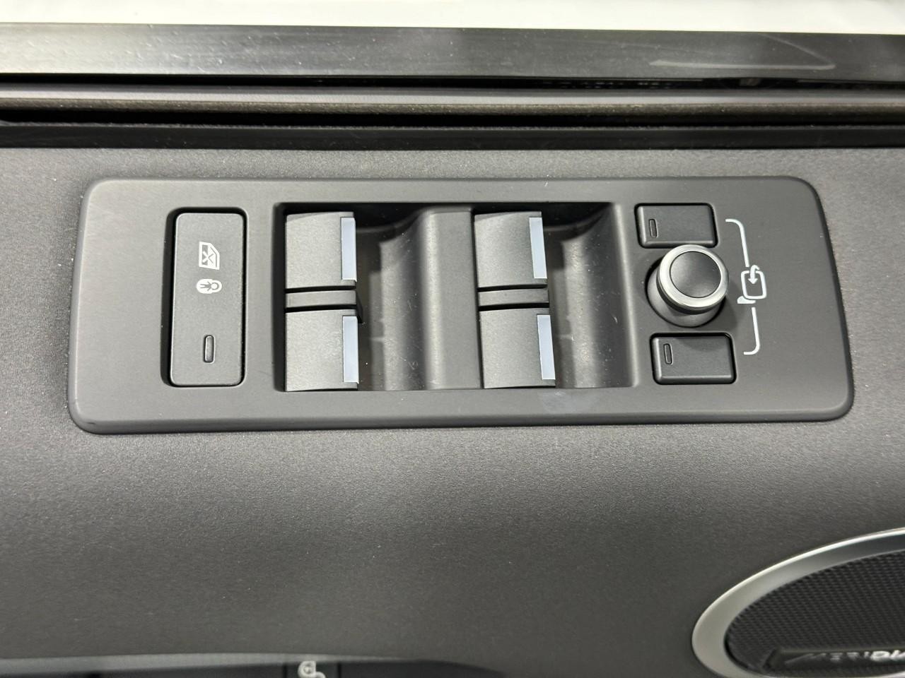 Land Rover Discovery Vehicle Full-screen Gallery Image 24