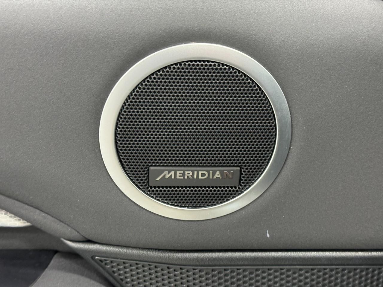 Land Rover Discovery Vehicle Full-screen Gallery Image 25