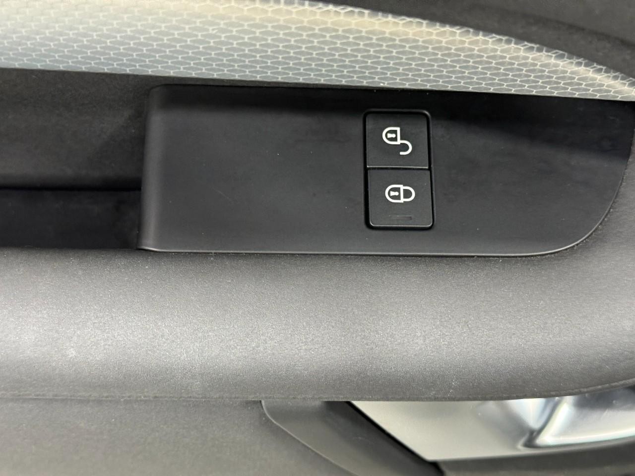 Land Rover Discovery Vehicle Full-screen Gallery Image 26