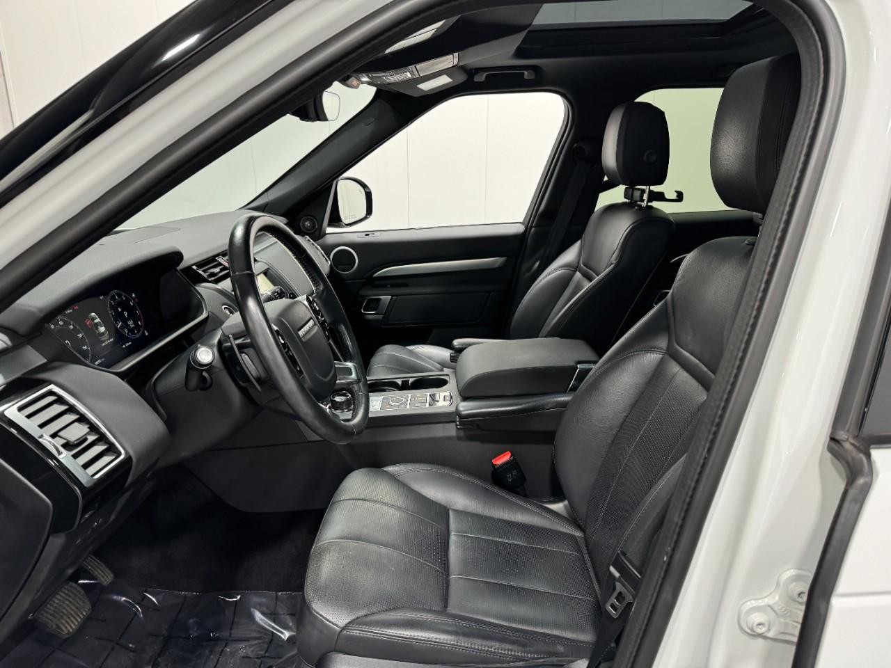 Land Rover Discovery Vehicle Full-screen Gallery Image 27