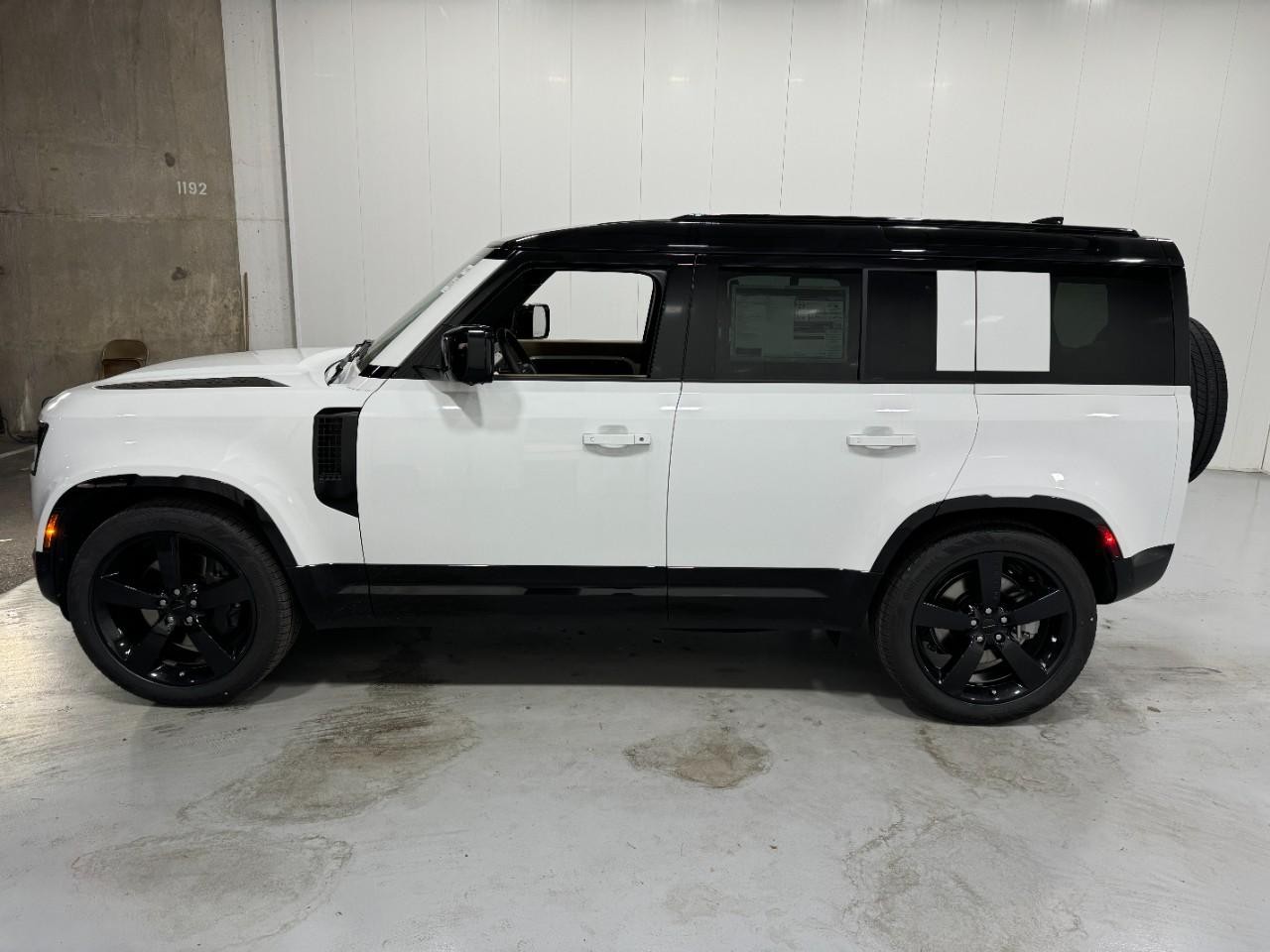 Land Rover Defender Vehicle Full-screen Gallery Image 2