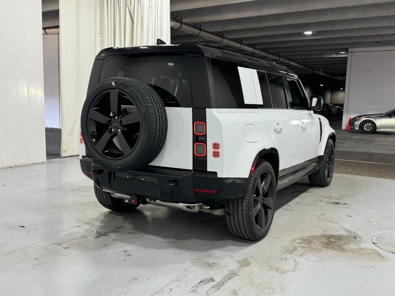 Land Rover Defender Vehicle Full-screen Gallery Image 4