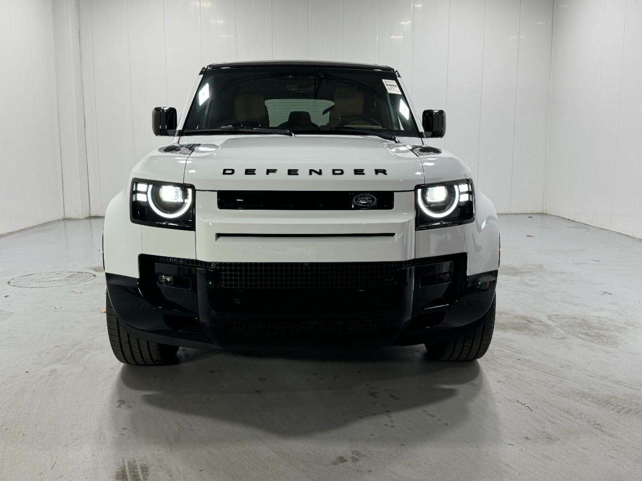 Land Rover Defender Vehicle Full-screen Gallery Image 7