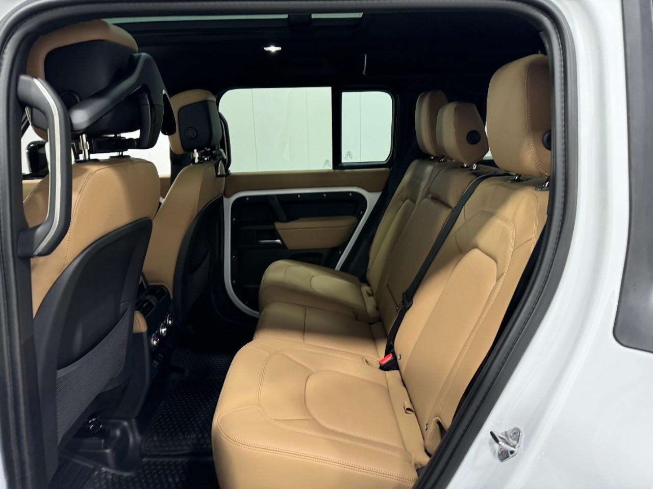 Land Rover Defender Vehicle Full-screen Gallery Image 8