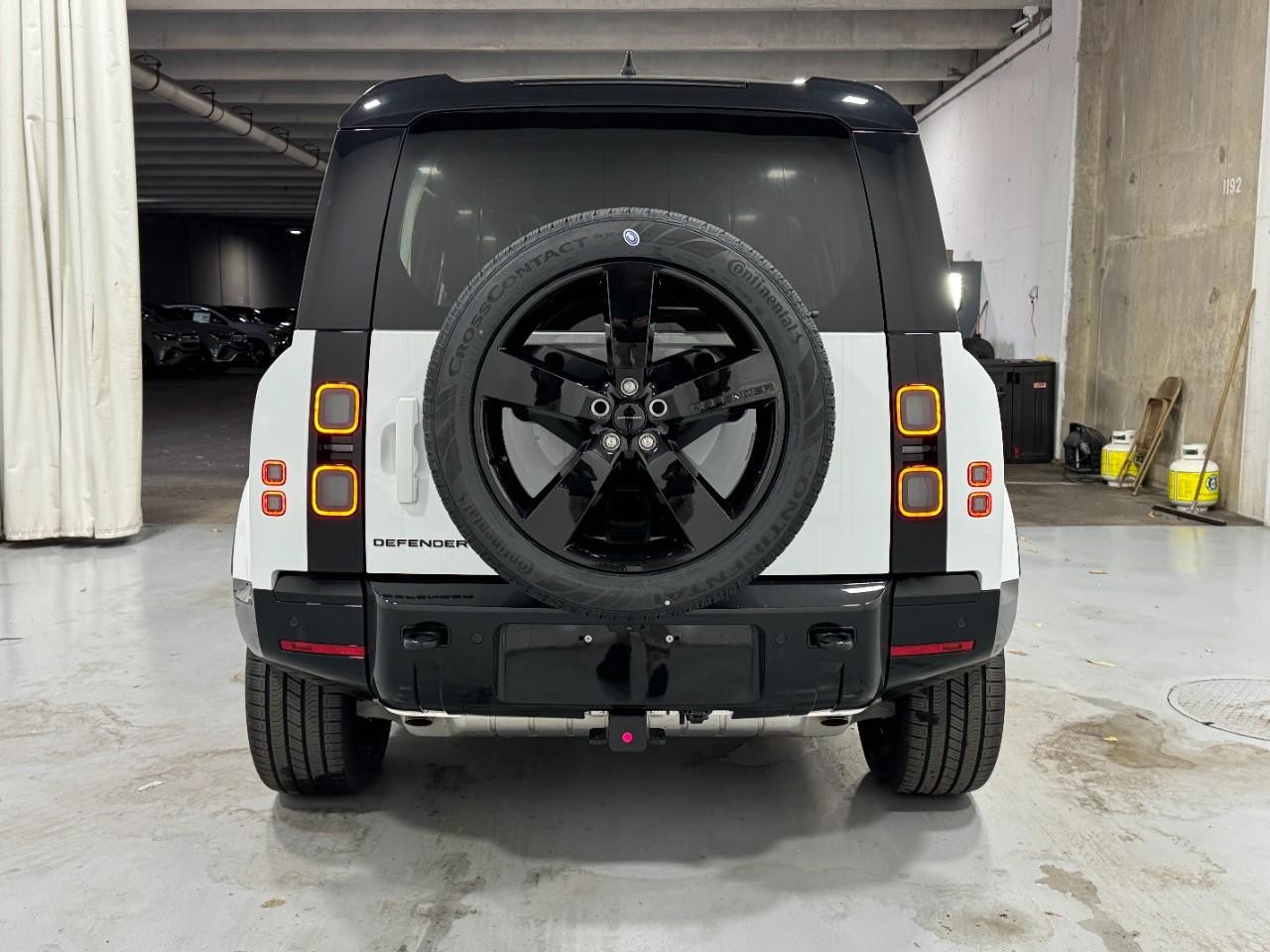Land Rover Defender Vehicle Full-screen Gallery Image 9