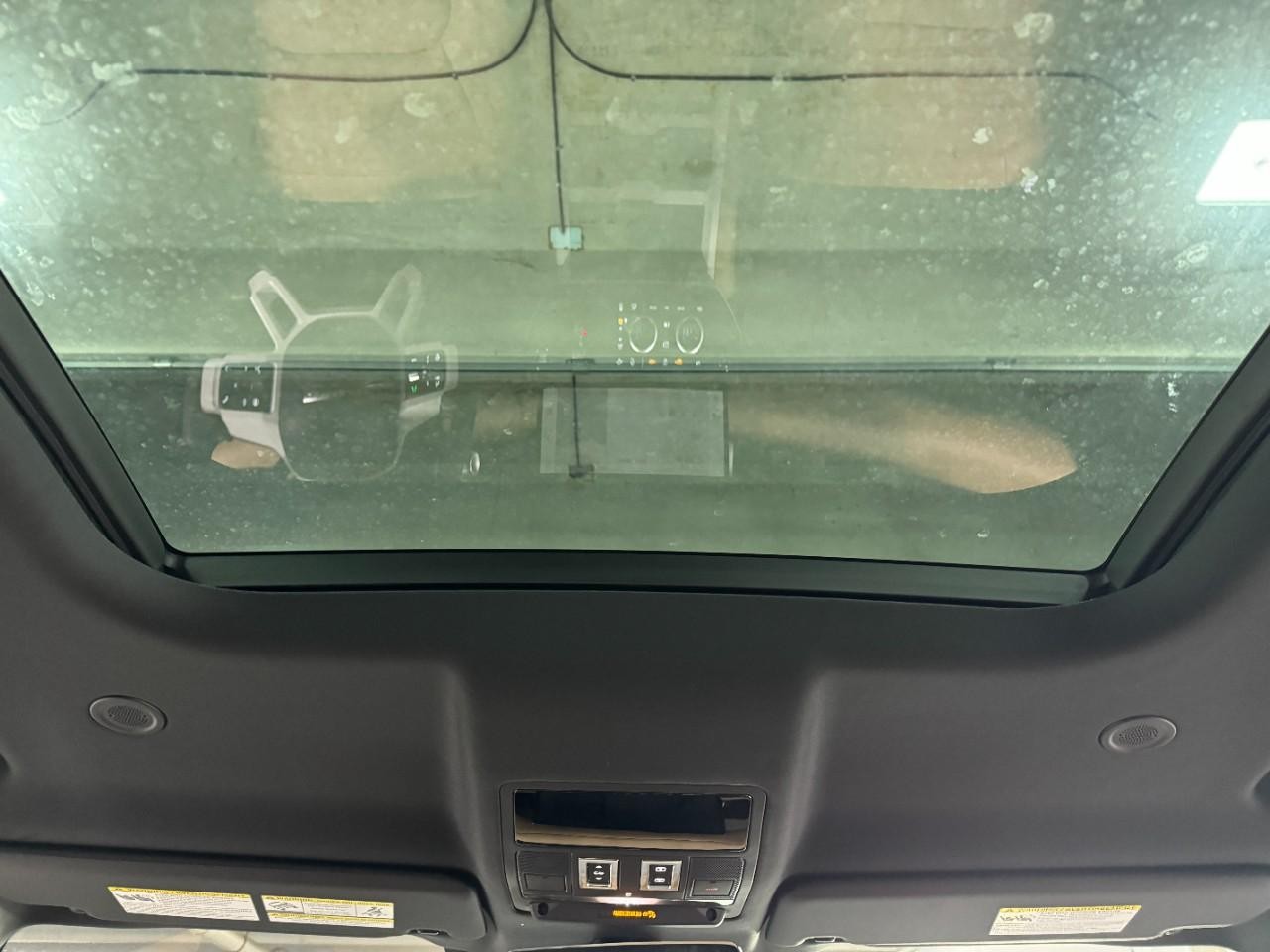 Land Rover Defender Vehicle Full-screen Gallery Image 12