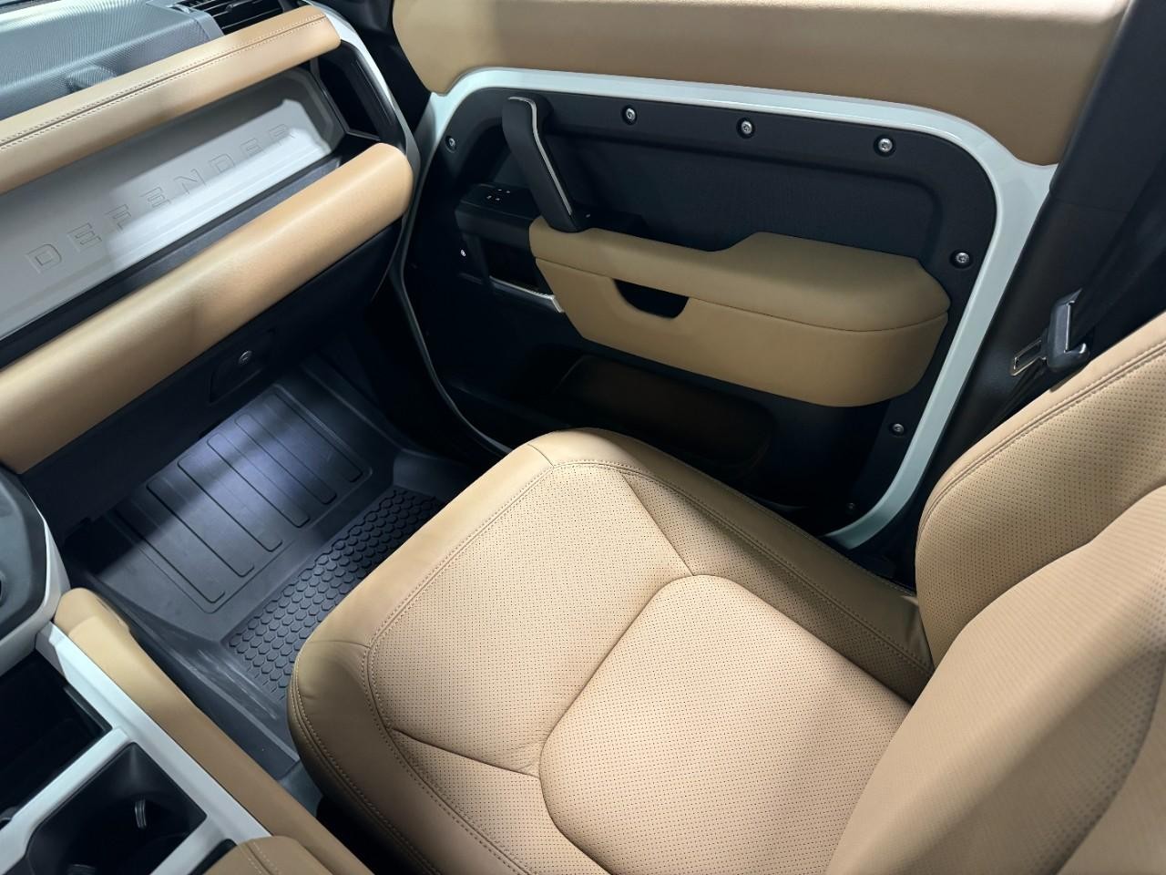 Land Rover Defender Vehicle Full-screen Gallery Image 18