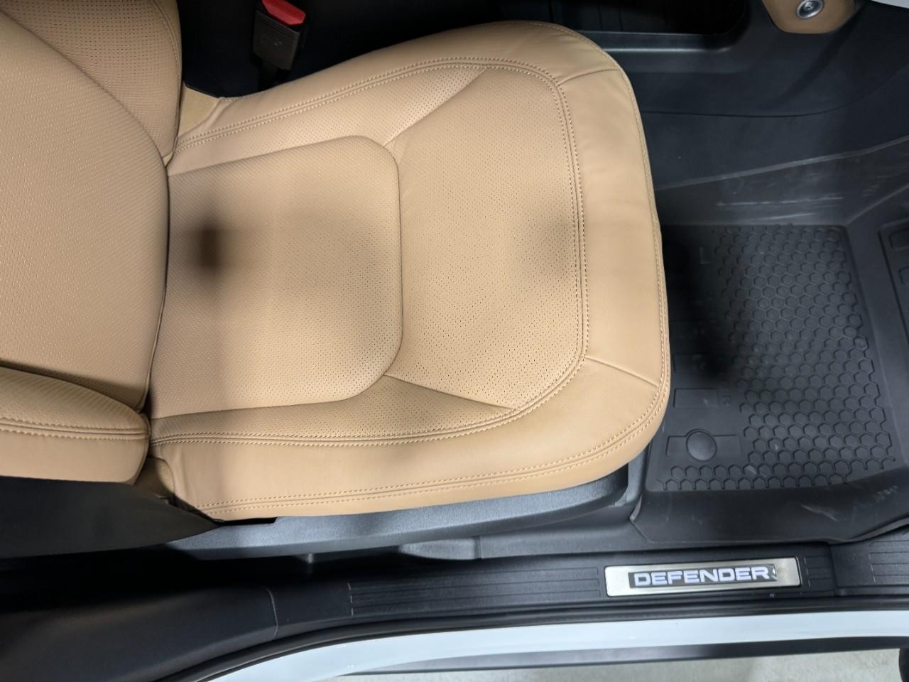 Land Rover Defender Vehicle Full-screen Gallery Image 20