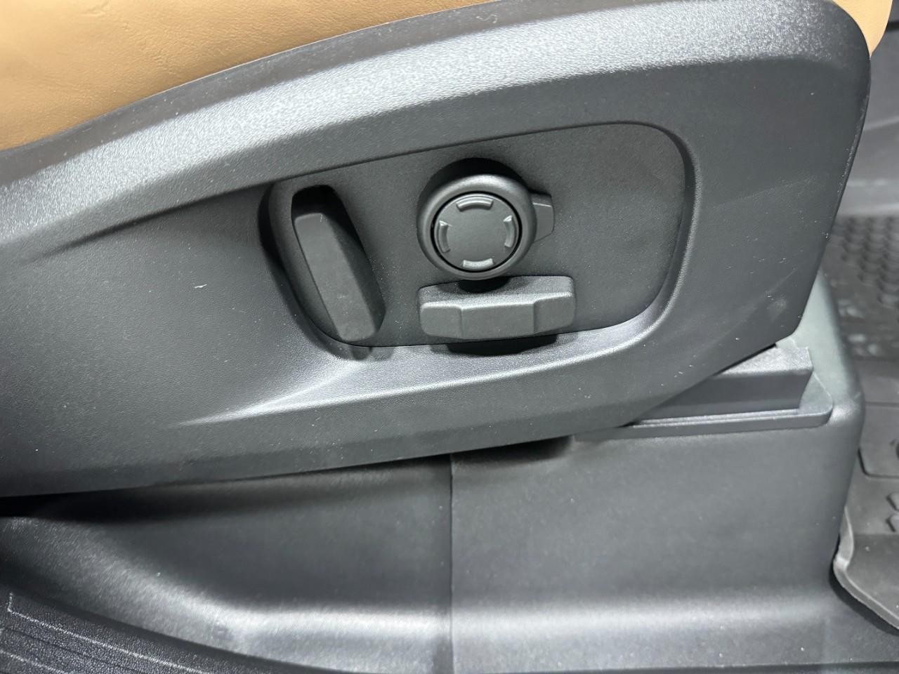 Land Rover Defender Vehicle Full-screen Gallery Image 21