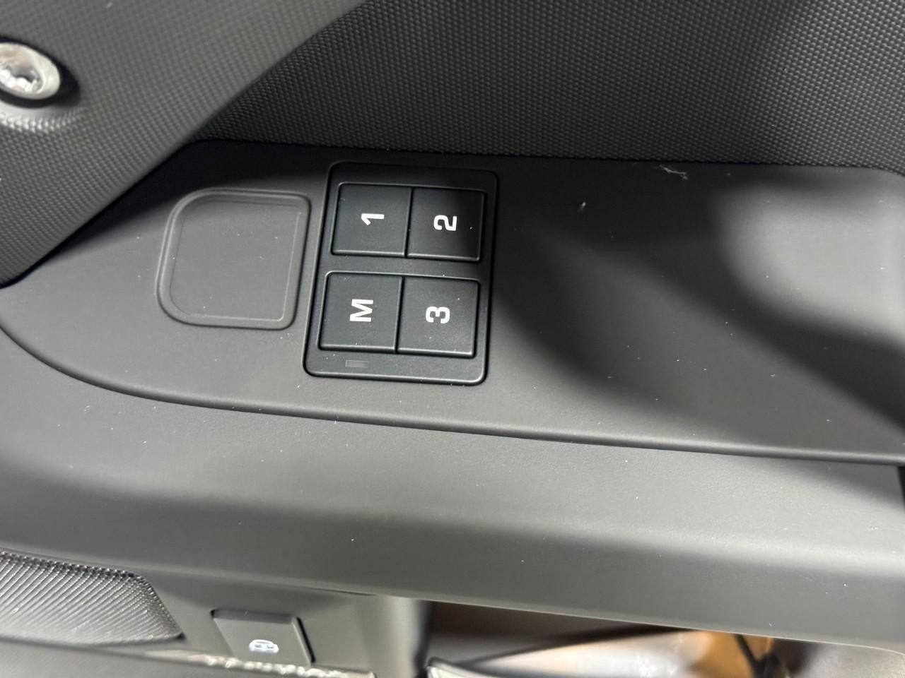 Land Rover Defender Vehicle Full-screen Gallery Image 22