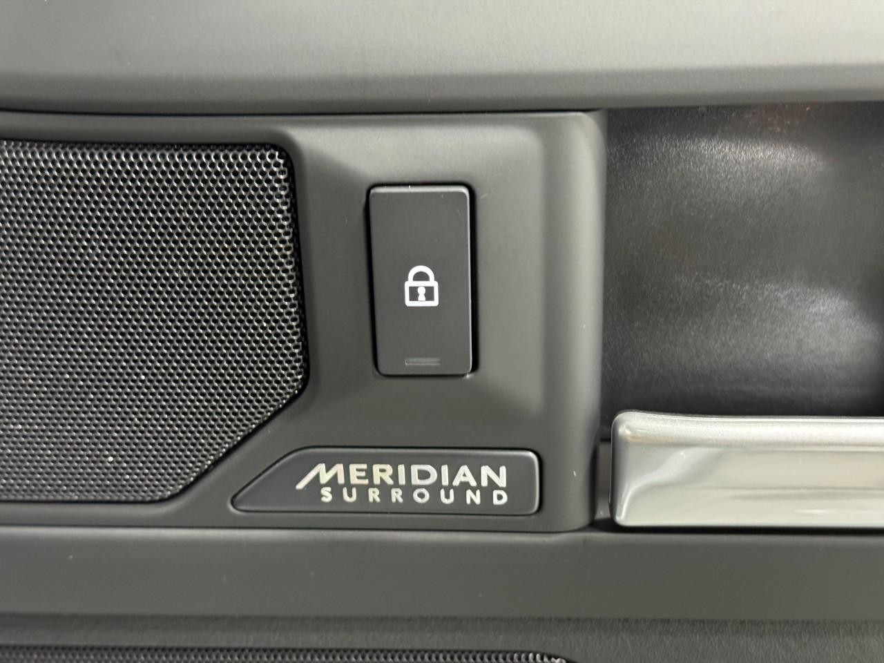 Land Rover Defender Vehicle Full-screen Gallery Image 23