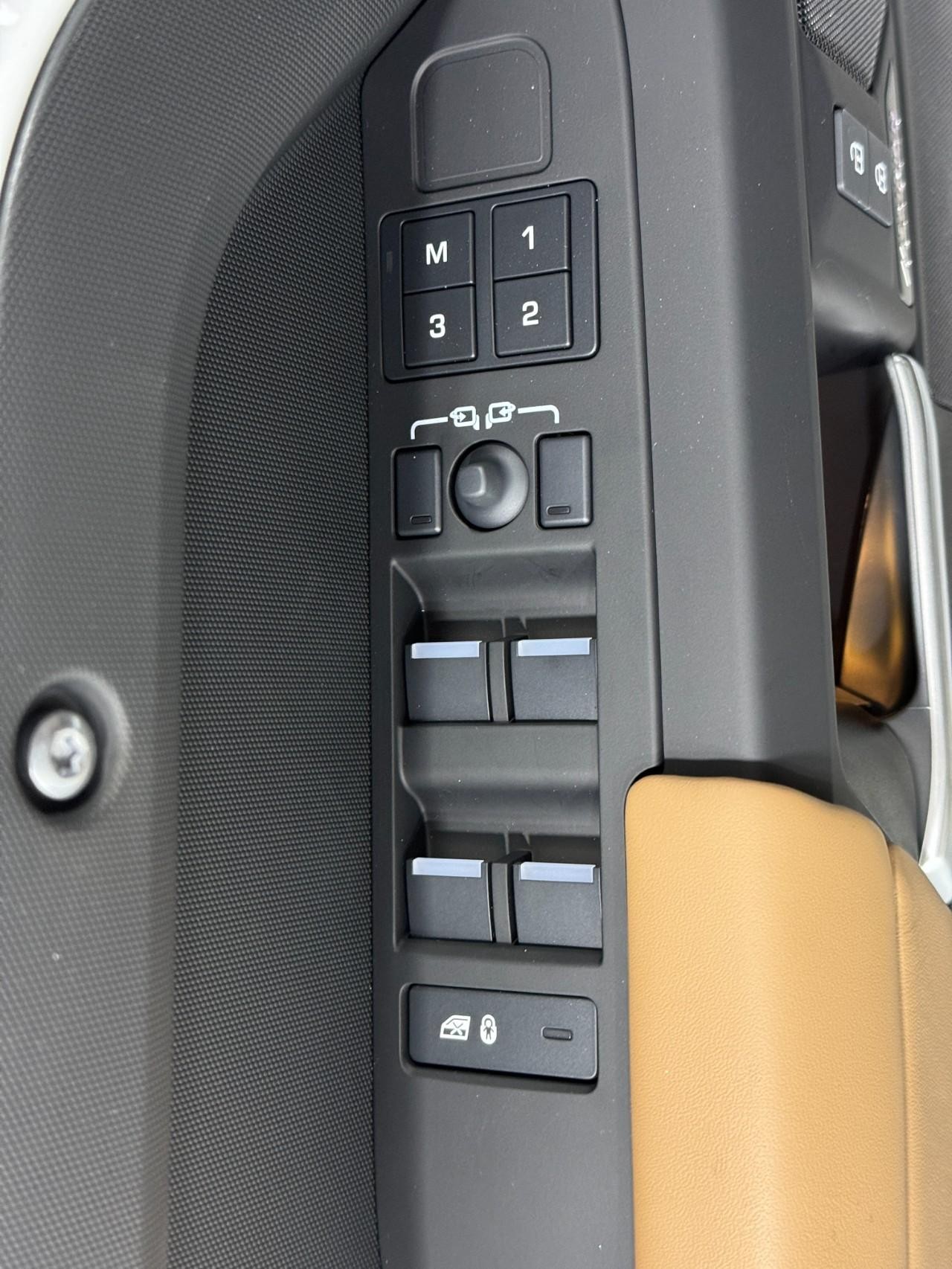 Land Rover Defender Vehicle Full-screen Gallery Image 24