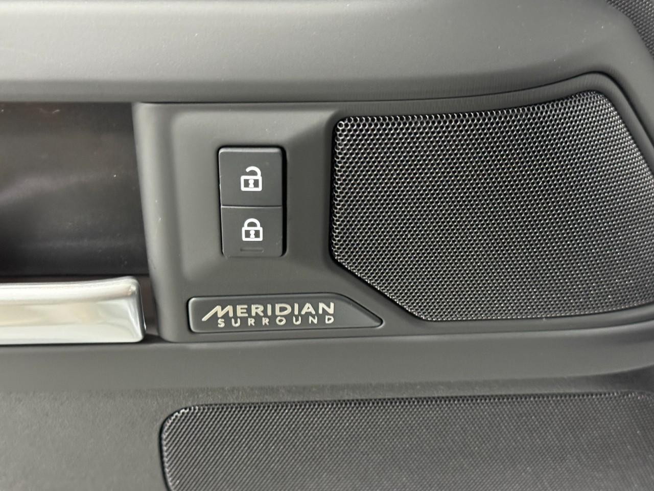 Land Rover Defender Vehicle Full-screen Gallery Image 25