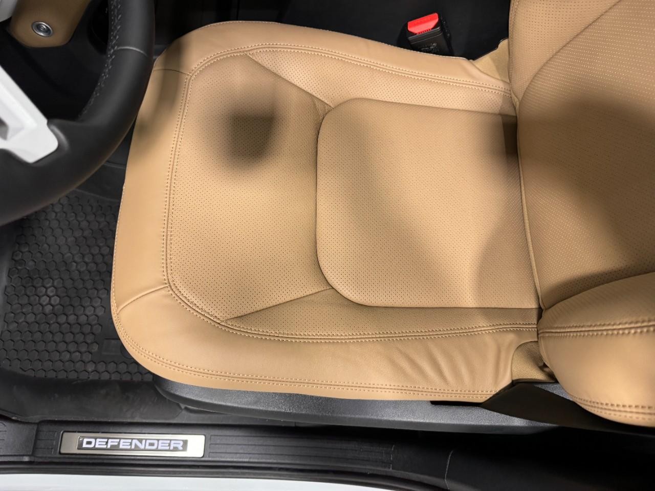 Land Rover Defender Vehicle Full-screen Gallery Image 27