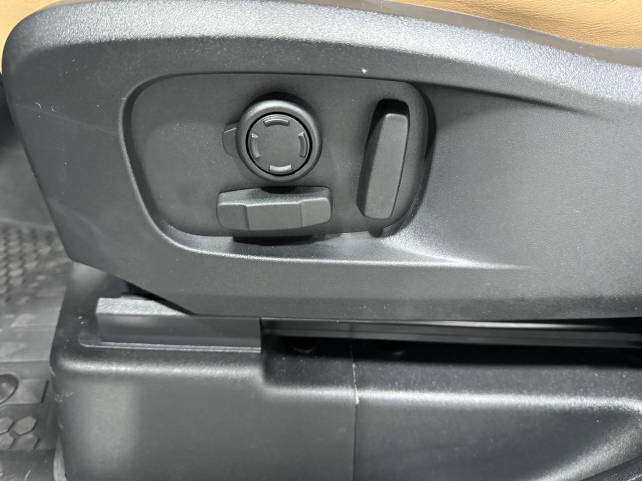 Land Rover Defender Vehicle Full-screen Gallery Image 28