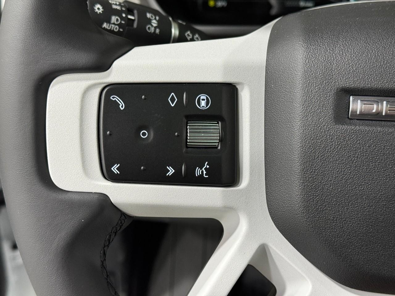 Land Rover Defender Vehicle Full-screen Gallery Image 30