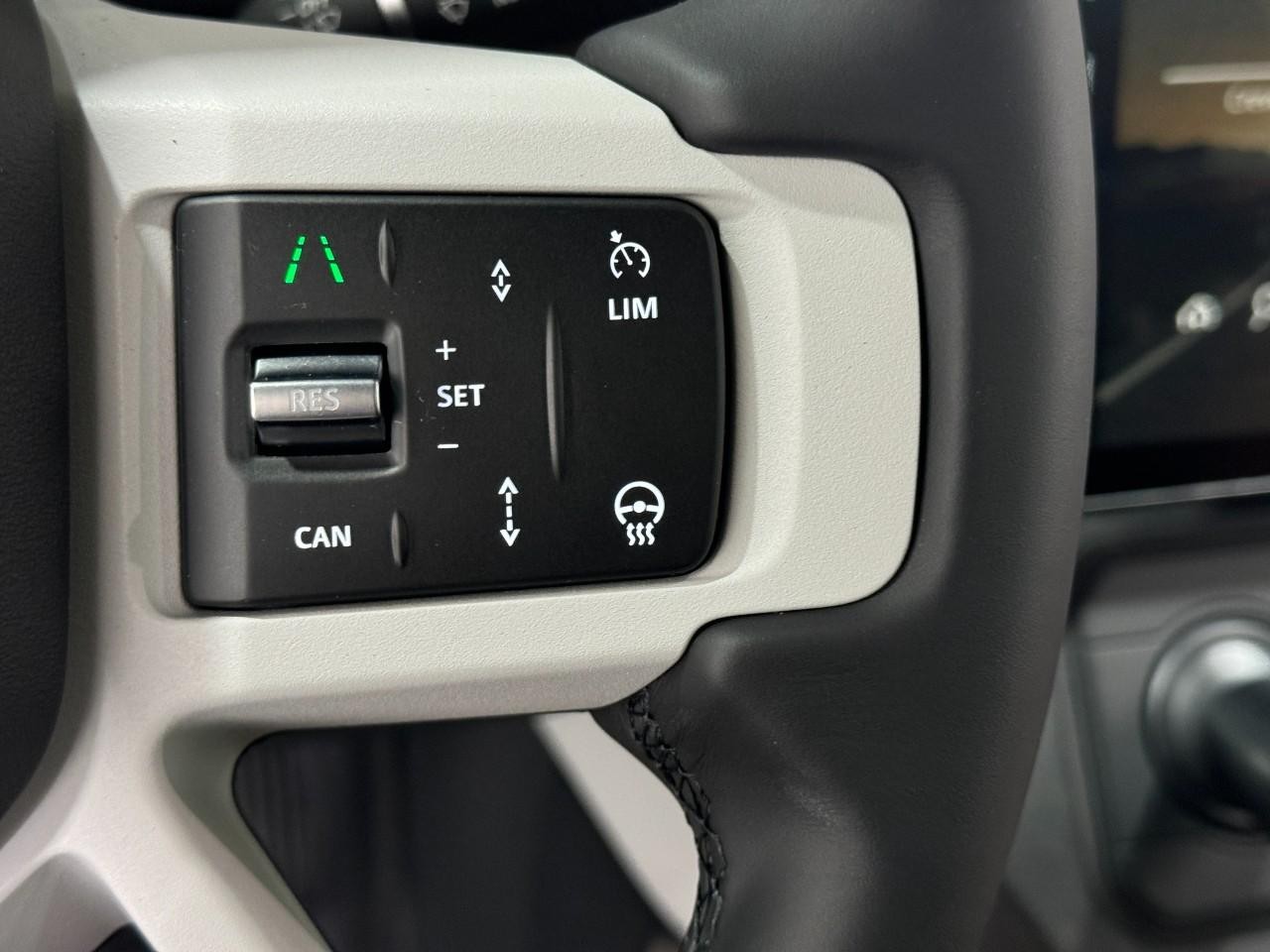 Land Rover Defender Vehicle Full-screen Gallery Image 31