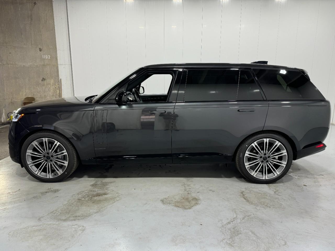 Land Rover Range Rover Vehicle Full-screen Gallery Image 2