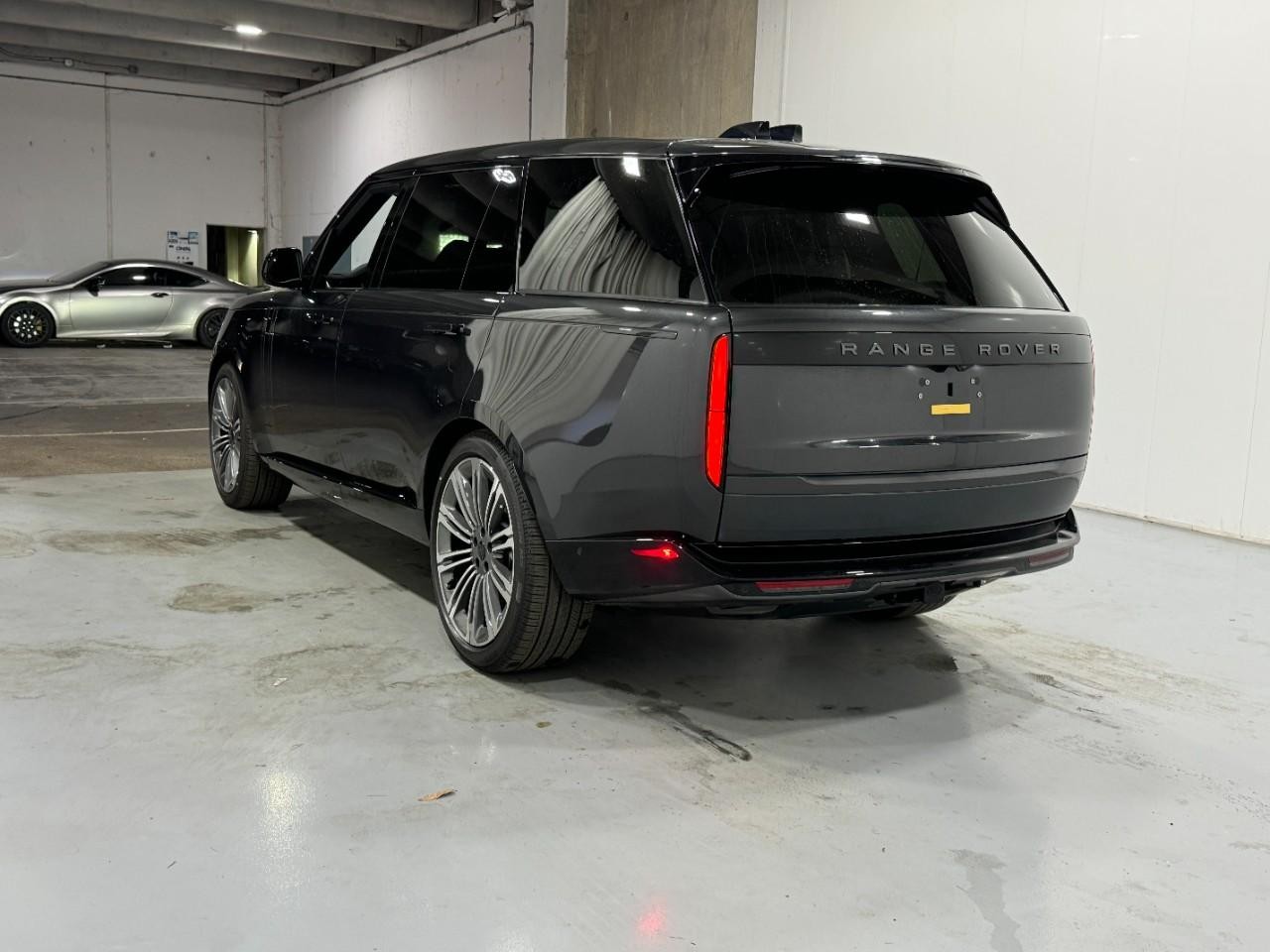 Land Rover Range Rover Vehicle Full-screen Gallery Image 3