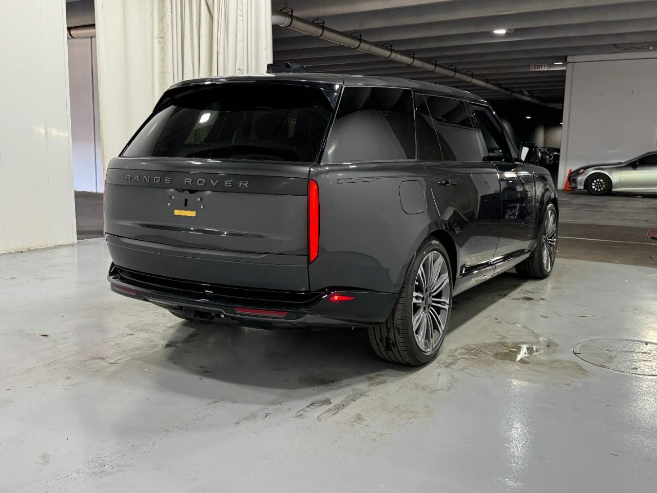 Land Rover Range Rover Vehicle Full-screen Gallery Image 4