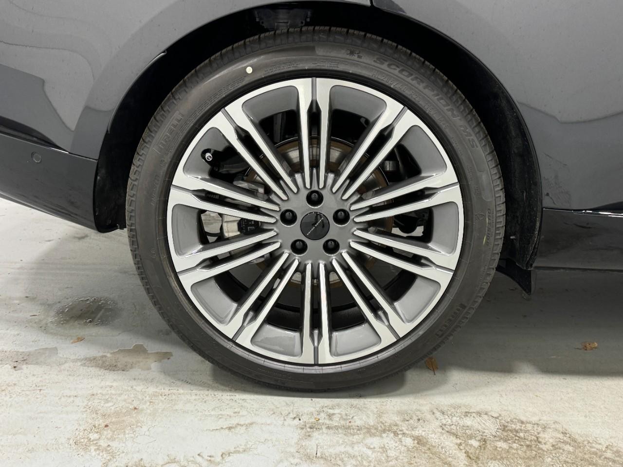 Land Rover Range Rover Vehicle Full-screen Gallery Image 5