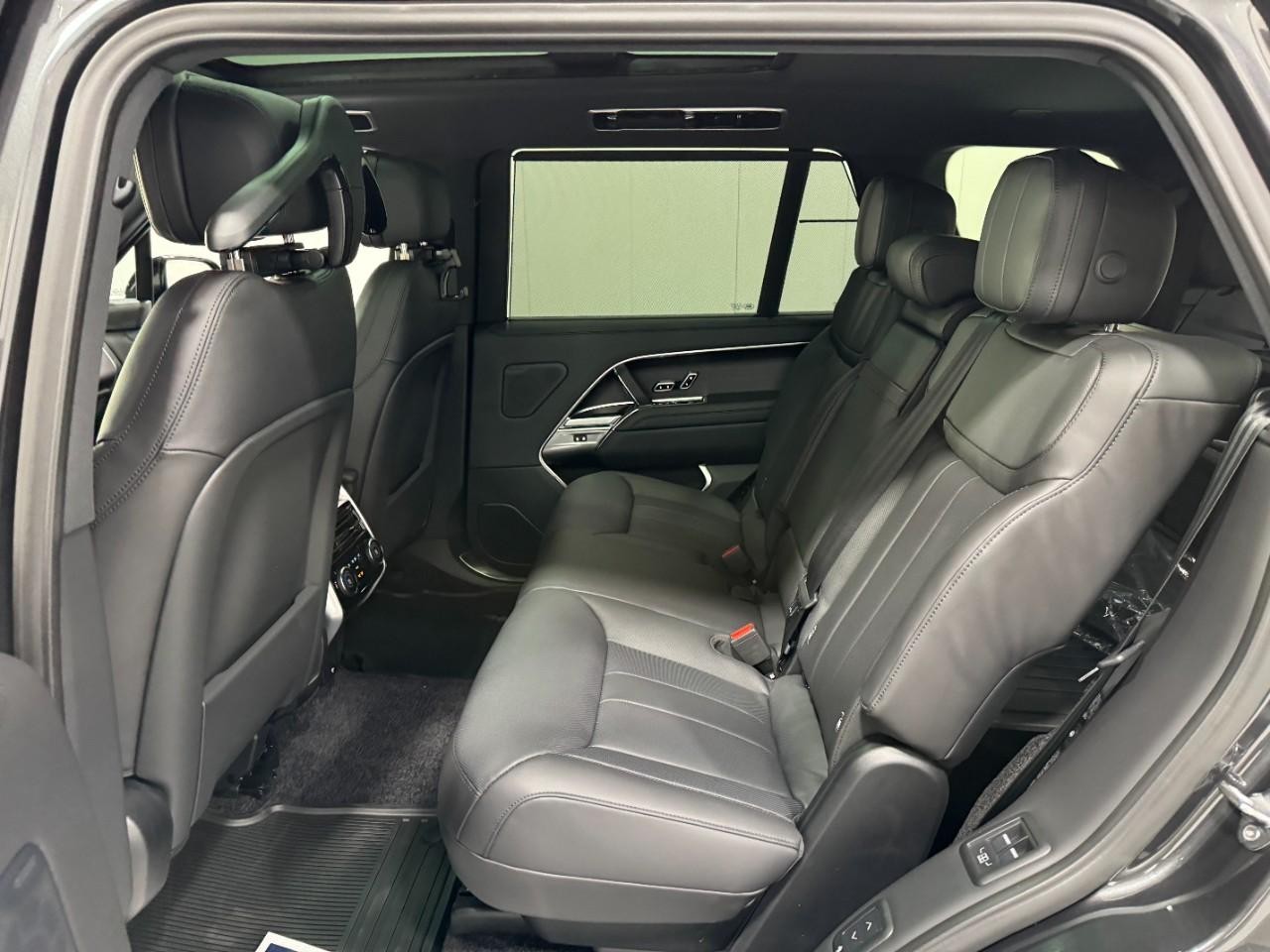 Land Rover Range Rover Vehicle Full-screen Gallery Image 8