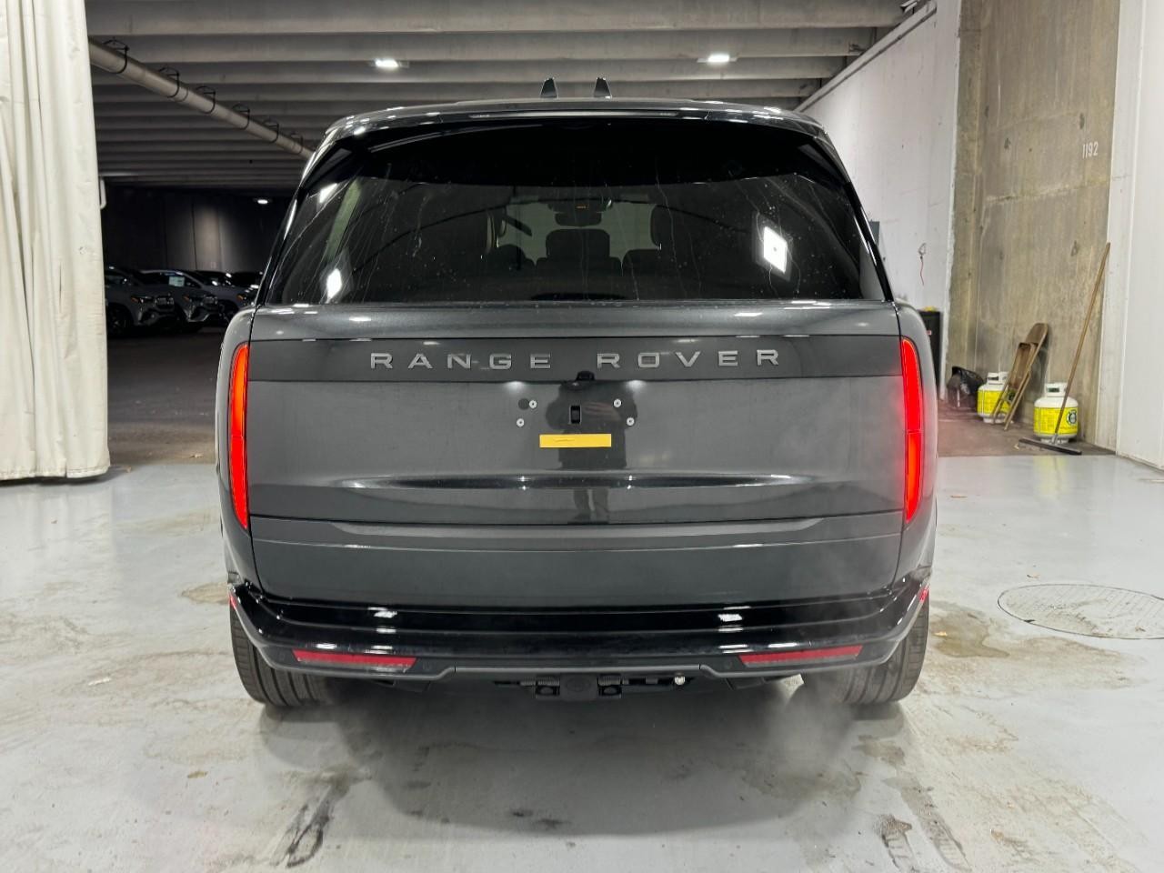 Land Rover Range Rover Vehicle Full-screen Gallery Image 9