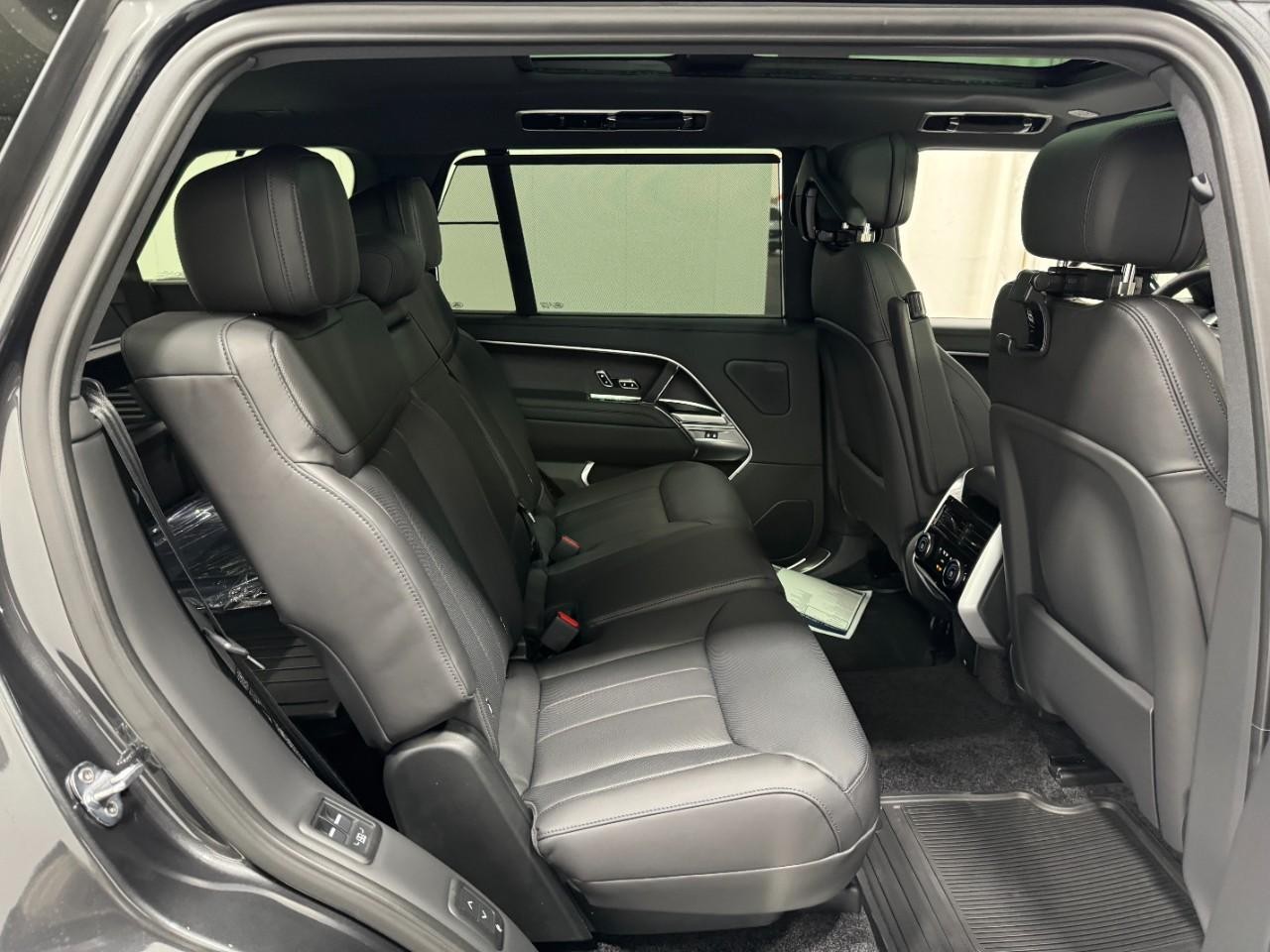 Land Rover Range Rover Vehicle Full-screen Gallery Image 10