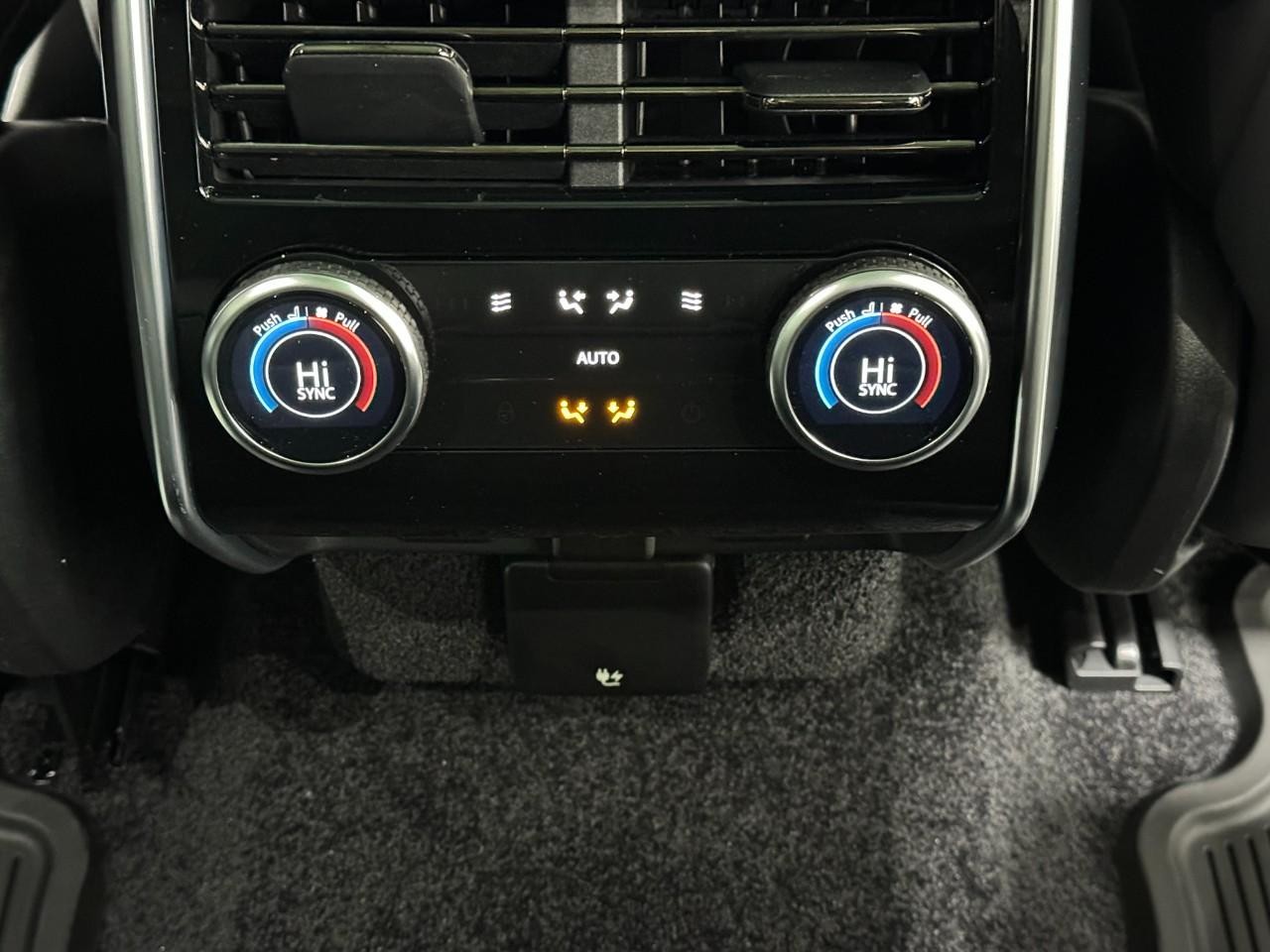 Land Rover Range Rover Vehicle Full-screen Gallery Image 11