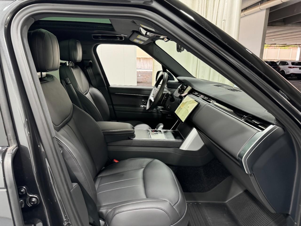 Land Rover Range Rover Vehicle Full-screen Gallery Image 18